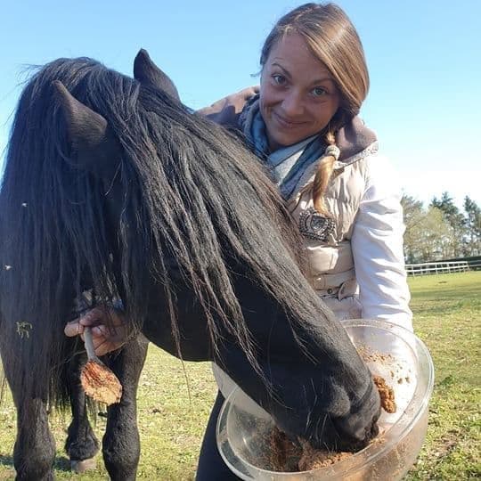 Tierheilpraktikerin Anne mit ihrem Friesen