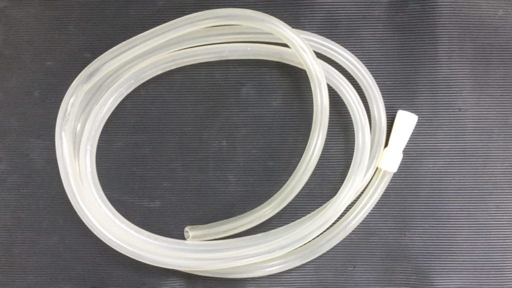 Aufgerollte durchsichtige Nasenschlundsonde mit Ansatzstück, wie sie zum Spülen der Speiseröhre verwendet wird